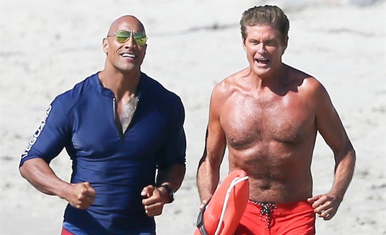 Dwayne Johnson a David Hasselhoff pi natáení filmu Pobení hlídka (Savannah,...