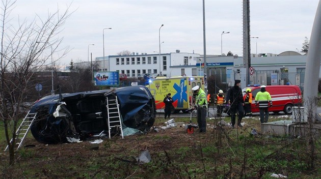 Luxusní BMW skončilo po divoké jízdě na střeše, řidiče vyprostili hasiči