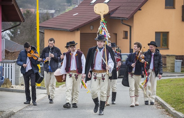 Na Velikonoční pondělí vyrazili krojovaní členové folklorního souboru Klobučan...