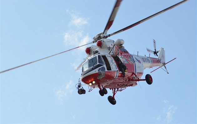 Policisté srazili v Praze devítiletou dívku, do Motola ji vezl vrtulník