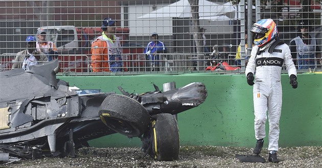 Alonso po těžké havárii v Austrálii vynechá Velkou cenu Bahrajnu