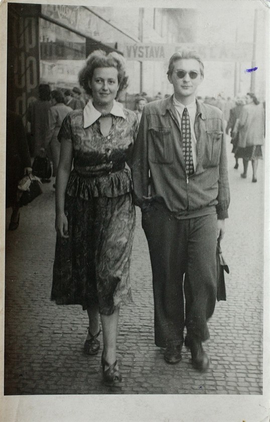 Honza Krejcarová (�erná) a Egon Bondy v �íjnu roku 1949.