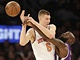 Kristaps Porzingis (vlevo) z New Yorku a Quincy Acy ze Sacramenta bojuj o m.