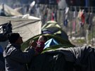 Migranti v táboe Idomeni poblí makedonských hranic. (20. bezna 2016)