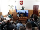 Novinái sledují pelíení z ukrajinskou pilotkou Nadijou Savenkovou. Do soudí...