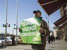 Stoupenec ruské liberální strany Jabloko demonstruje v Moskv za proputní...