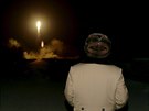 Severokorejský vdce Kim ong-un sleduje start balistické rakety (11. bezna...
