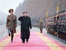 Severokorejský vdce Kim ong-un zdraví vojáky (10. ledna 2016)