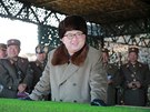 Severokorejský vdce Kim ong-un sleduje vojenské manévry (20. bezna 2016)