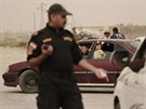 Irácké bezpenostní sloky kontrolují projídjící automobily nedaleko Ramádí...