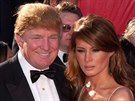 Donald Trump s partnerkou Melanií Knaussovou na pedávání cen Emmy v roce 2004