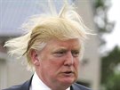Trumpovy vlasy ve vtru jsou ve Spojených státech havým tématem.