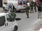 Izrealský voják stílí do hlavy zranního Palestince