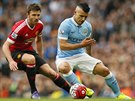 Sergio Agüero a Michael Carrick bhem manchesterského derby mezi City a United.