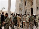 Vojáci prezidenta Baára Asada se shromaují u palácového komplexu v západním...