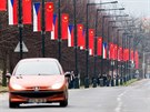 Na poest prezidenta Si in-pchinga byly v Praze vyveny ínské vlajky (25....