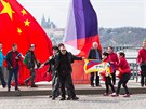 Na Hlávkv most pili i protestující s tibetskými vlajkami (28. bezen 2016)