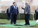 Prezidenti obou zemí pi sázení stromu v zámecké zahrad (28. bezen 2016)