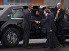 Americký prezident Barack Obama nastupuje do své obrnné limuzíny na letiti v...