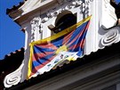Tibetská vlajka na budov ve Snmovní ulici v Praze. (29. 3. 2016)