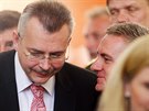 Jaroslav Tvrdík a Vratislav Myná bhem ceremoniálu podpisu dokument mezi...