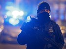 Policie pi veerním zásahu v bruselské tvrti Schaerbeek (25. bezna 2016)