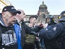Policisté zasáhli pi demonstraci v Praze (26. bezna 2016).