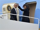 Americký prezident Barack Obama a první dáma Michelle Obama nastupují do...