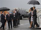 Prezidenta Obamu s manelkou pivítal na letiti v Havan kubánský minstr...