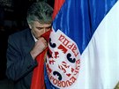 Radovan Karadi v Bijeljin políbil prapor srbského paravojenské jednotky ...