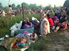 Uprchlíci ze Srebrenice v letiti v Tuzle (14. ervence 1995).