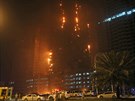 Plameny nejprve zachvátily jednu z tuctu výkových budov obytného komplexu...