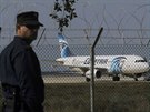 Unesené letadlo EgyptAir na letiti v Larnace (29. bezna 2016).
