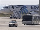 Autobus odváející proputné cestující z uneseného letadla v kyperské Larnace...
