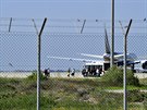 Cestující z uneseného letadlo EgyptAir v kyperské Larnace (29. bezna 2016).
