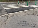 Iniciativa Aqua Ads maluje nápisy na chodníky. Ty vznikají pomocí ablony a...
