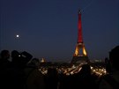 Eiffelova v v Paíi se ponoila do belgických barev. (22. bezna 2016)