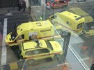 Záchranái oetují u stanice metra Maelbeck v Bruselu zranné pi...