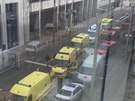 Záchranái oetují u stanice metra Maelbeck v Bruselu zranné pi...