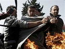 Jeden z migrant se kvli uzaveným hranicím v Idomeni na protest zapálil (22....