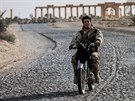 Syrský voják v dobyté Palmýe. (27. bezna 2016)