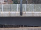 Na mohutné konstrukci elezniního mostu jsou patrné známky koroze.