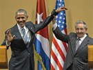 Podivná situace na tiskovce. Raul Castro zvedl ruku Baracka Obamy ve vítzném...
