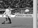 Johan Cruyff  pálí na brazilskou branku na mistrovství svta v roce 1974.