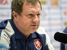 Trenér eské reprezentace Pavel Vrba ped zápasem proti védsku (28. bezna...