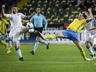eský obránce Daniel Pudil (vlevo) a védský útoník Zlatan Ibrahimovic bojují...