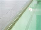 Bazén má vnitní osvtlení, které funguje i jako bezpenostní prvek.