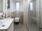 V koupeln je nenápadná a elegantní edá dlaba, doplnná jednoduchou mozaikou.
