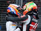 Fernando Alonso (vlevo) a Esteban Gutierrez vyvázli ze vzájemné kolize bez...