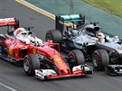 Souboj Sebastiana Vettela  (vlevo) z Ferarri a Lewise Hamiltona z Mercedesu.